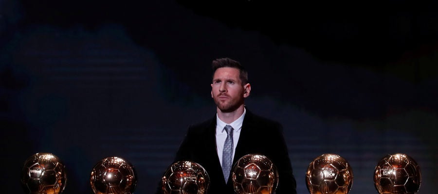 Leo Messi, posando con sus seis Balones de Oro Leo Messi, posando con sus seis Balones de Oro