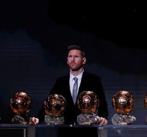 Leo Messi, posando con sus seis Balones de Oro Leo Messi, posando con sus seis Balones de Oro