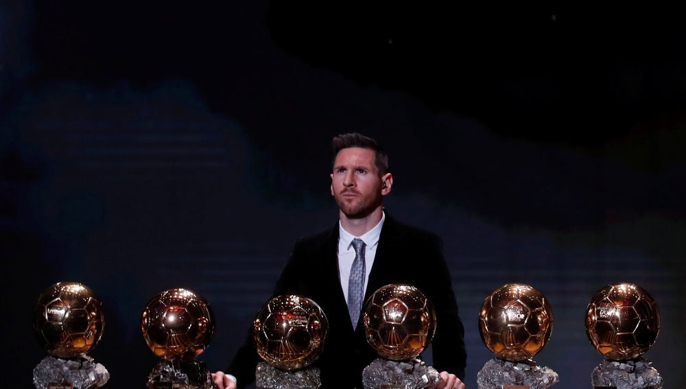 Leo Messi, posando con sus seis Balones de Oro