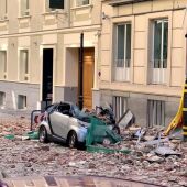 Un coche destrozado tras caerse una cornisa de un edificio en obras de Chamberí (Madrid)