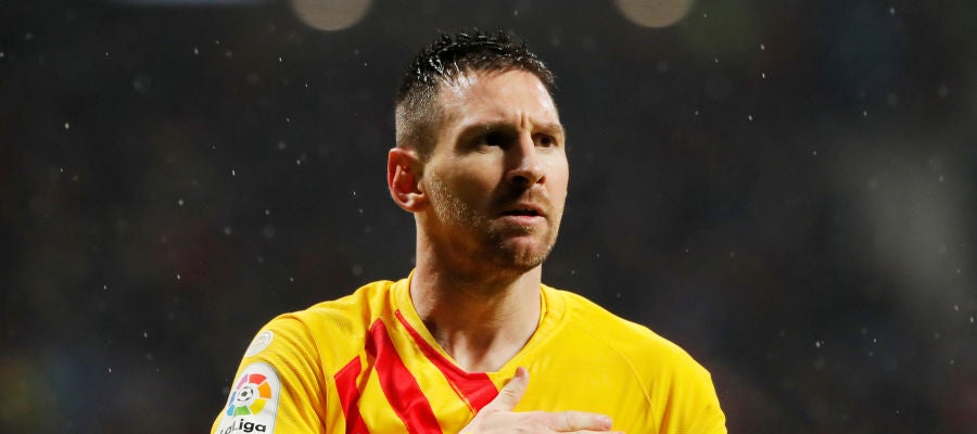 Leo Messi se toca el escudo para celebrar uno de sus goles con el Barça Leo Messi se toca el escudo para celebrar uno de sus goles con el Barça