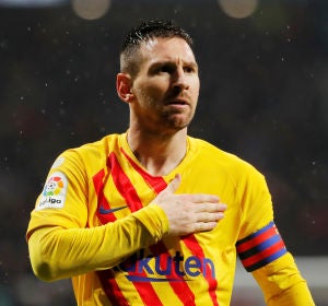 Leo Messi se toca el escudo para celebrar uno de sus goles con el Barça Leo Messi se toca el escudo para celebrar uno de sus goles con el Barça