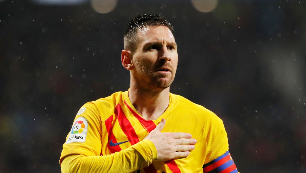 Leo Messi se toca el escudo para celebrar uno de sus goles con el Barça
