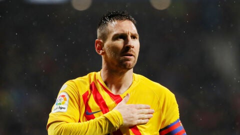 Leo Messi se toca el escudo para celebrar uno de sus goles con el Bar&ccedil;a