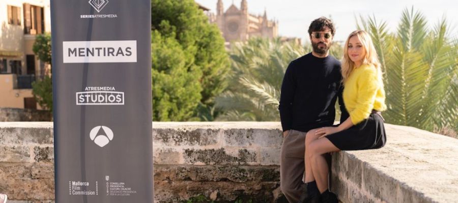 Javier Rey y Ángela Cremonte en la serie 'Mentiras', rodada en Mallorca. Javier Rey y Ángela Cremonte en la serie 'Mentiras', rodada en Mallorca.