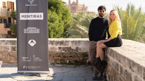 Javier Rey y &Aacute;ngela Cremonte en la serie 'Mentiras', rodada en Mallorca.