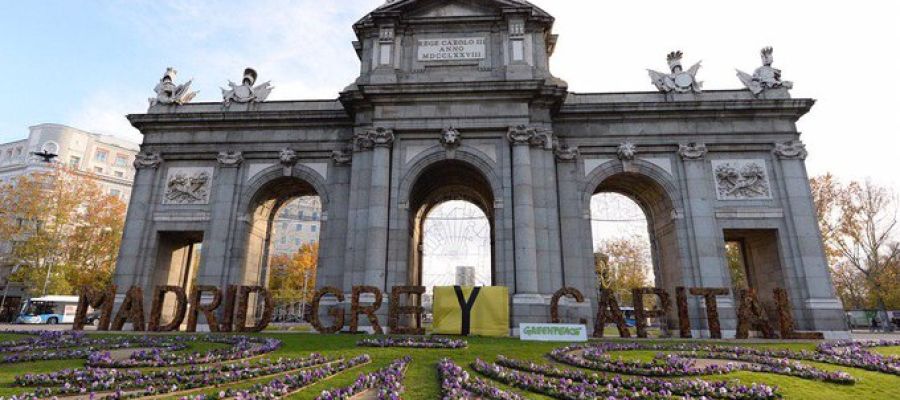 Greenpeace cambia el lema de la Puerta de Alcalá Greenpeace cambia el lema de la Puerta de Alcalá