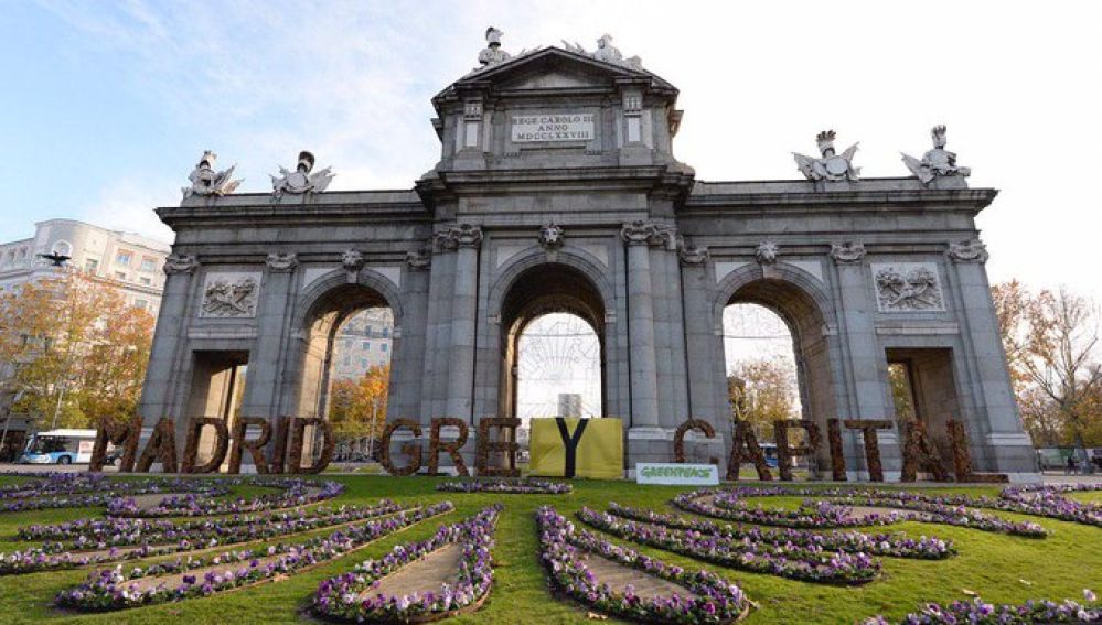 Greenpeace cambia el lema de la Puerta de Alcalá