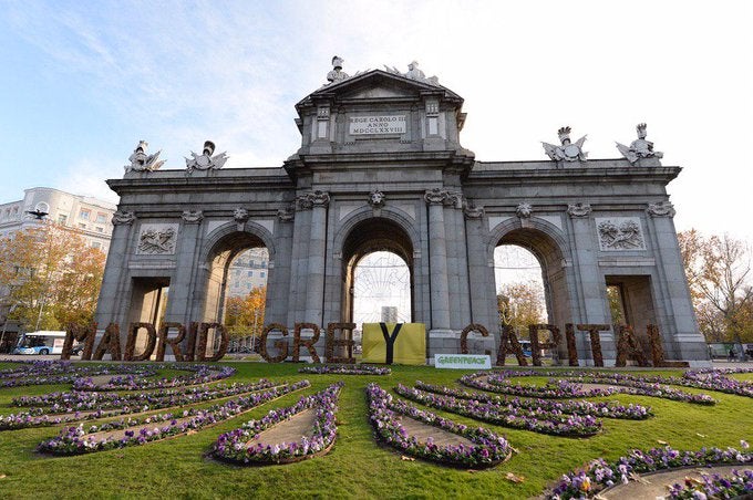 Greenpeace convierte el 'Madrid Green Capital' de la Puerta de Alcalá en 'Madrid Grey Capital' Greenpeace convierte el 'Madrid Green Capital' de la Puerta de Alcalá en 'Madrid Grey Capital'