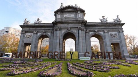Greenpeace cambia el lema de la Puerta de Alcal&aacute;