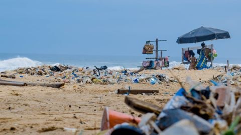 Basura tirada en una playa