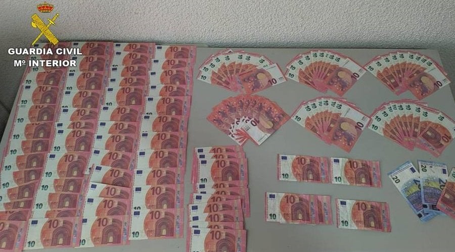 La Guardia Civil detiene a cuatro vecinos de Sax por usar billetes de 10 euros de atrezo en compras en establecimientos de la localidad La Guardia Civil detiene a cuatro vecinos de Sax por usar billetes de 10 euros de atrezo en compras en establecimientos de la localidad