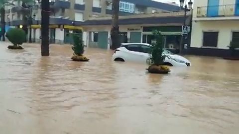 V&iacute;deo de las inundaciones en Los Alc&aacute;zares que han obligado a la evacuaci&oacute;n de los vecinos