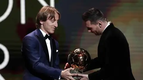 Leo Messi con Luka Modric. Leo Messi con Luka Modric.