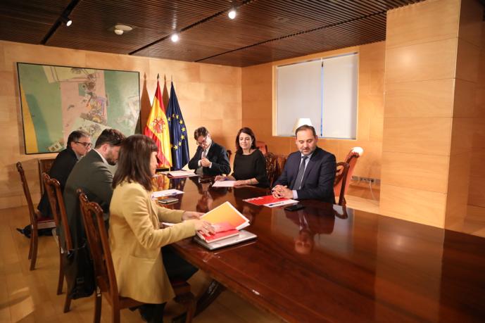 Tertulia: "Firmando acuerdos antes de que alguien se eche a atrás" Tertulia: "Firmando acuerdos antes de que alguien se eche a atrás"