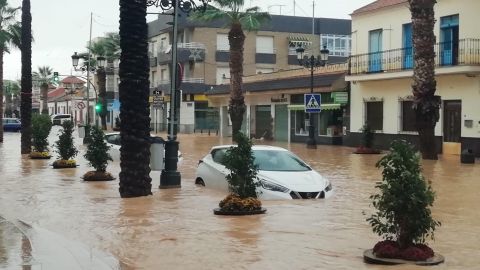 Una calle de Los Alc&aacute;zares completamente inundada