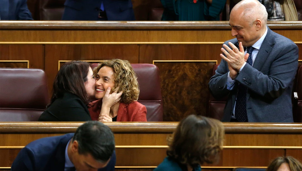 Adriana Lastra felicita con un beso a Meritxel Batet tras su reelección como presidenta del Congreso