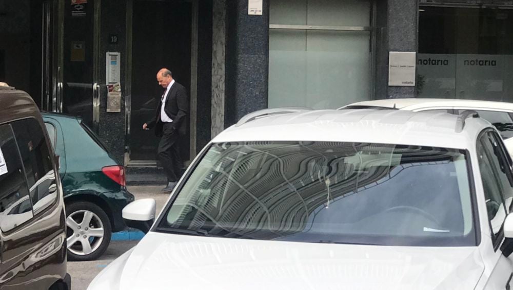 El presidente del Elche CF, Joaquín Buitrago, a su salida de la notaría de Francisco Tornel.