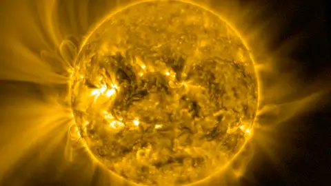 Una explicacion al misterio de las altas temperaturas de la corona solar Una explicacion al misterio de las altas temperaturas de la corona solar