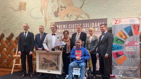 Els guanyadors del Premi Ciutat Solid&agrave;ria 2019 acompanyats pel director d'Atresmedia Radio, Ram&oacute;n Osorio; el delegat especial del Consorci de la Zona Franca de Barcelona, Pere Navarro; la directora de la xarxa de Rodalies de Catalunya, Mayte Castillo i el director d'Onda Cero Catalunya, Francesc Robert