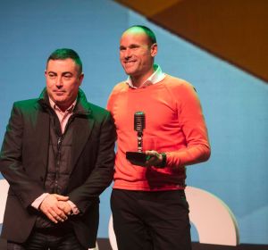 Mateu Lahoz recibe el premio de Onda Cero Valencia Mateu Lahoz recibe el premio de Onda Cero Valencia