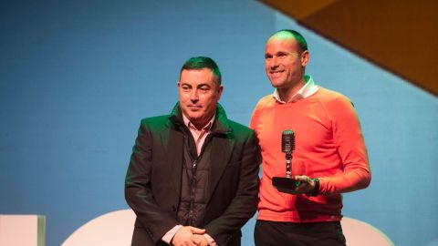 Mateu Lahoz recibe el premio de Onda Cero Valencia