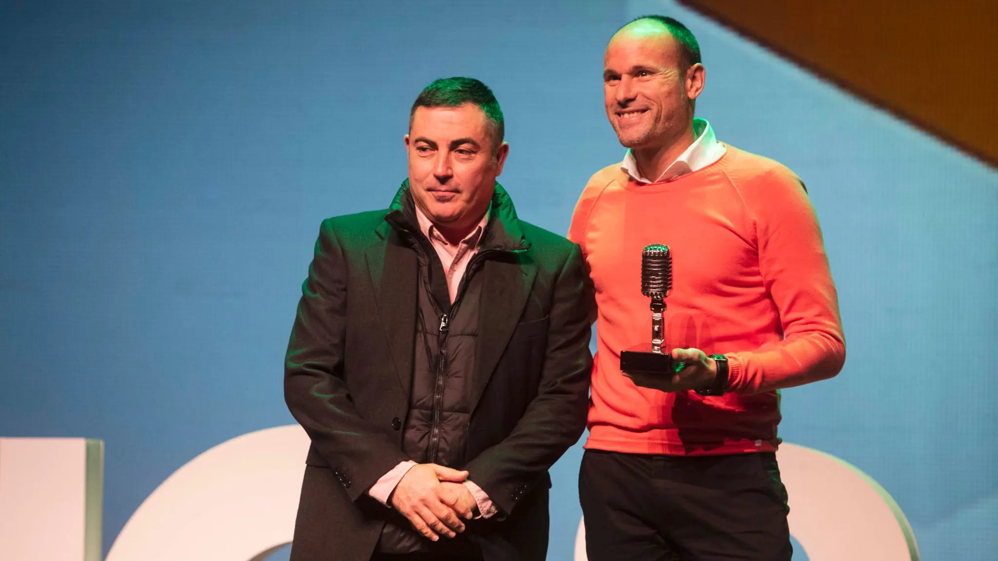 Mateu Lahoz recibe el premio de Onda Cero Valencia Mateu Lahoz recibe el premio de Onda Cero Valencia
