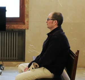 El acusado A.B., de 42 años, culpable del asesinato de su ex suegro, así como de un delito de robo con violencia e intimidación. El acusado A.B., de 42 años, culpable del asesinato de su ex suegro, así como de un delito de robo con violencia e intimidación.