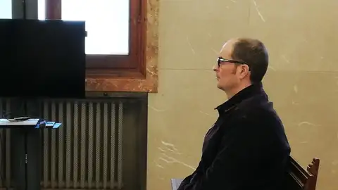 El acusado A.B., de 42 años, culpable del asesinato de su ex suegro, así como de un delito de robo con violencia e intimidación. El acusado A.B., de 42 años, culpable del asesinato de su ex suegro, así como de un delito de robo con violencia e intimidación.