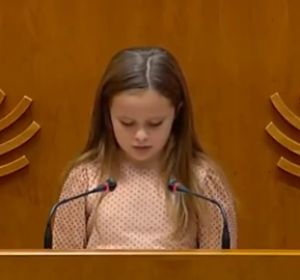 El discurso viral en la Asamblea de Extremadura de Elsa, una niña transexual: “Sigan, pese a las amenazas, haciendo leyes que reconozcan que las personas somos diversas” El discurso viral en la Asamblea de Extremadura de Elsa, una niña transexual: “Sigan, pese a las amenazas, haciendo leyes que reconozcan que las personas somos diversas”