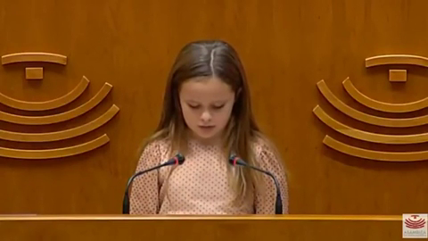 El discurso viral en la Asamblea de Extremadura de Elsa, una niña transexual: “Sigan, pese a las amenazas, haciendo leyes que reconozcan que las personas somos diversas” El discurso viral en la Asamblea de Extremadura de Elsa, una niña transexual: “Sigan, pese a las amenazas, haciendo leyes que reconozcan que las personas somos diversas”