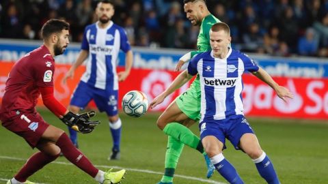 En-Ensyri remata un bal&oacute;n ante Pachecho y Rodrigo Ely