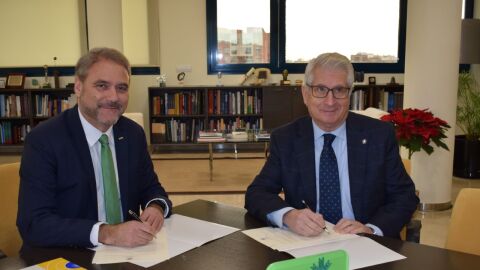 Firma del convenio entre la UMH y Caja Rural Central.