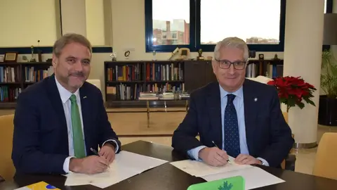 Firma del convenio entre la UMH y Caja Rural Central. Firma del convenio entre la UMH y Caja Rural Central.