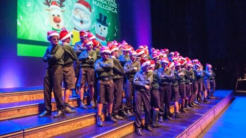 Alumnos del colegio Aixa-Lla&uuml;t participan en la tercera edici&oacute;n del Festival escolar de Nadal de Onda Cero Mallorca