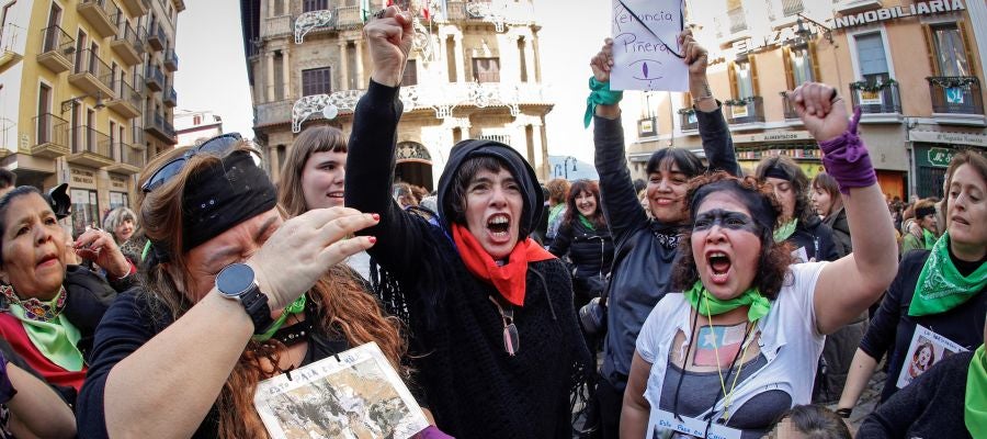 La plaza del Ayuntamiento de Pamplona llena de mujeres con los ojos vendados y pañuelos morados y verdes, para replicar el flashmob 'El violador eres tú' La plaza del Ayuntamiento de Pamplona llena de mujeres con los ojos vendados y pañuelos morados y verdes, para replicar el flashmob 'El violador eres tú'