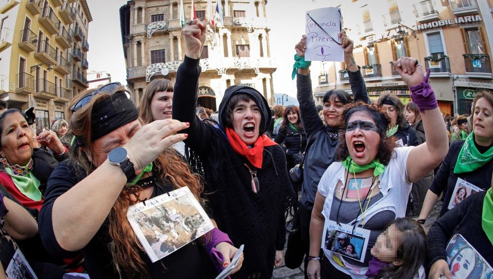 La plaza del Ayuntamiento de Pamplona llena de mujeres con los ojos vendados y pañuelos morados y verdes, para replicar el flashmob 'El violador eres tú'