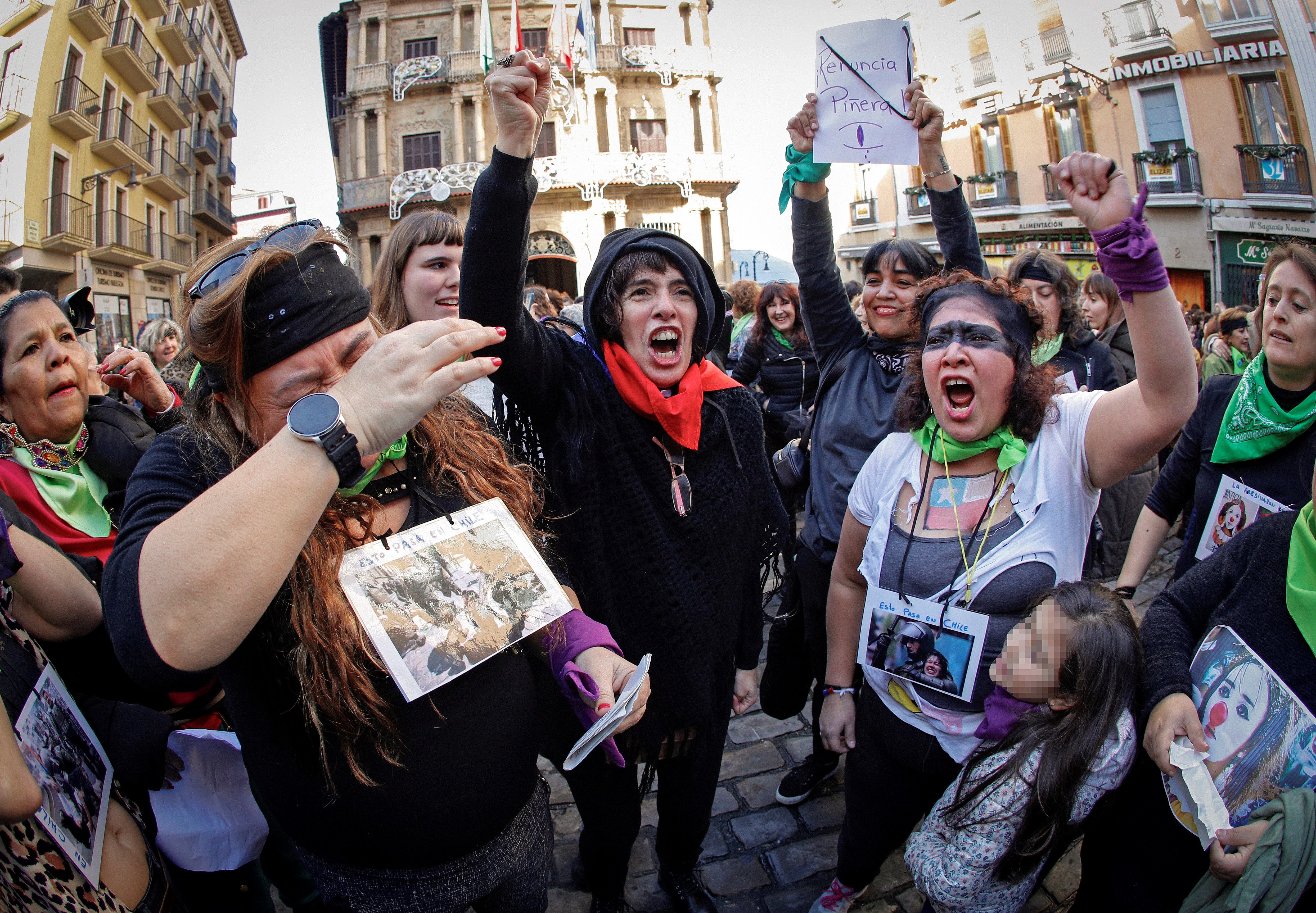 'Un violador en tu camino' llega a Pamplona: Cientos de mujeres entonan el himno feminista de Chile ante el Ayuntamiento 'Un violador en tu camino' llega a Pamplona: Cientos de mujeres entonan el himno feminista de Chile ante el Ayuntamiento