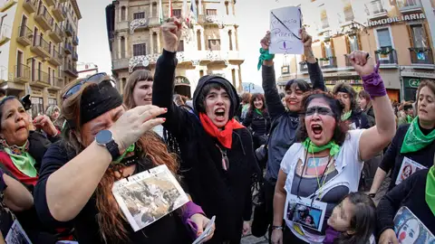 La plaza del Ayuntamiento de Pamplona llena de mujeres con los ojos vendados y pañuelos morados y verdes, para replicar el flashmob 'El violador eres tú' La plaza del Ayuntamiento de Pamplona llena de mujeres con los ojos vendados y pañuelos morados y verdes, para replicar el flashmob 'El violador eres tú'