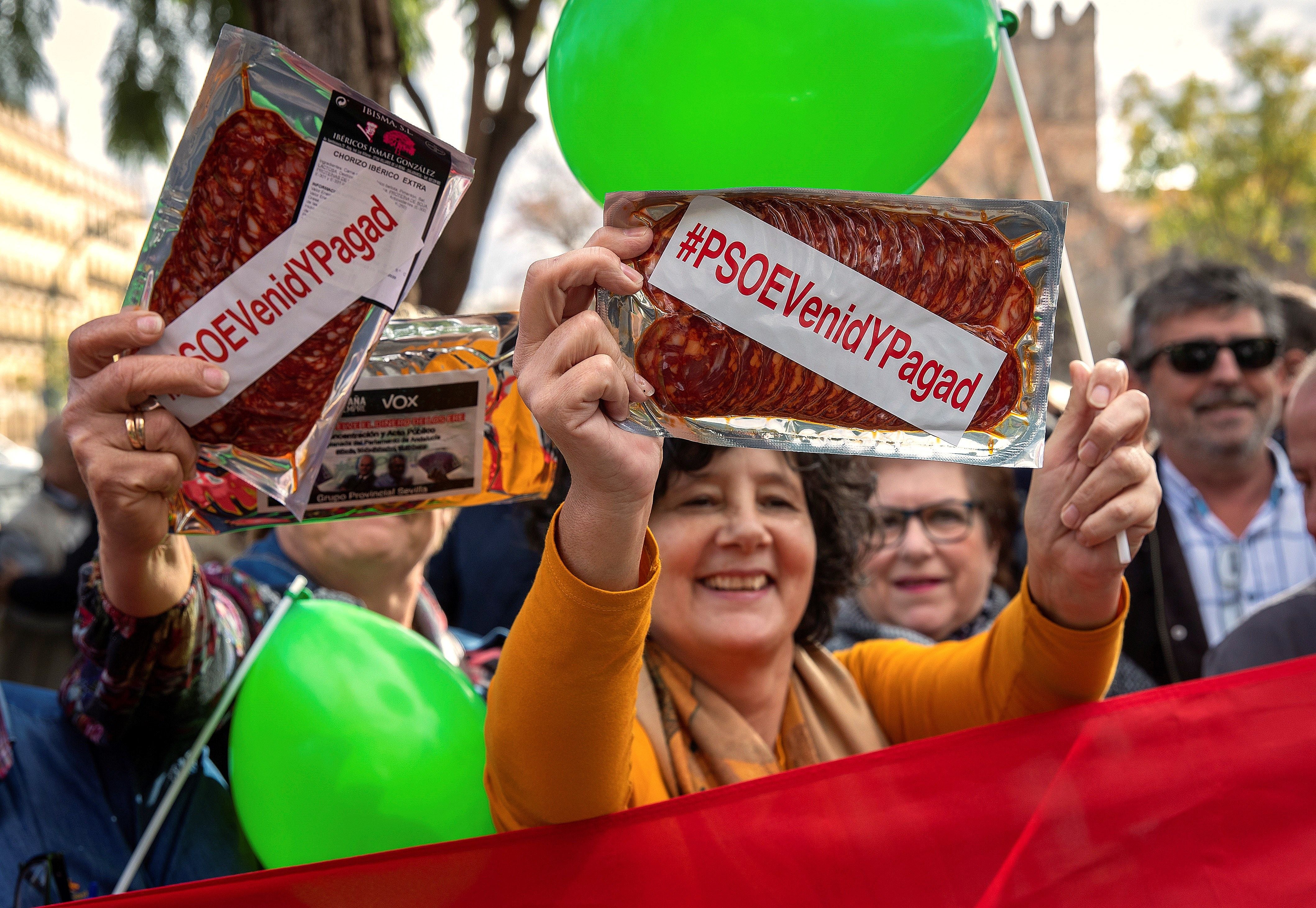 Vox reparte chorizo en un acto en Sevilla para exigir que el PSOE devuelva el dinero de los ERE Vox reparte chorizo en un acto en Sevilla para exigir que el PSOE devuelva el dinero de los ERE