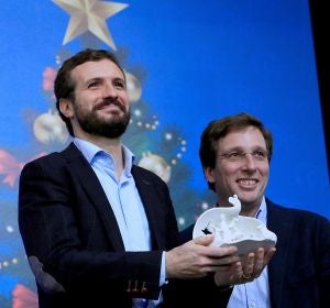 Pablo Casado y José Luis Martínez-Almeida durante la comida de Navidad del PP de Madrid Pablo Casado y José Luis Martínez-Almeida durante la comida de Navidad del PP de Madrid