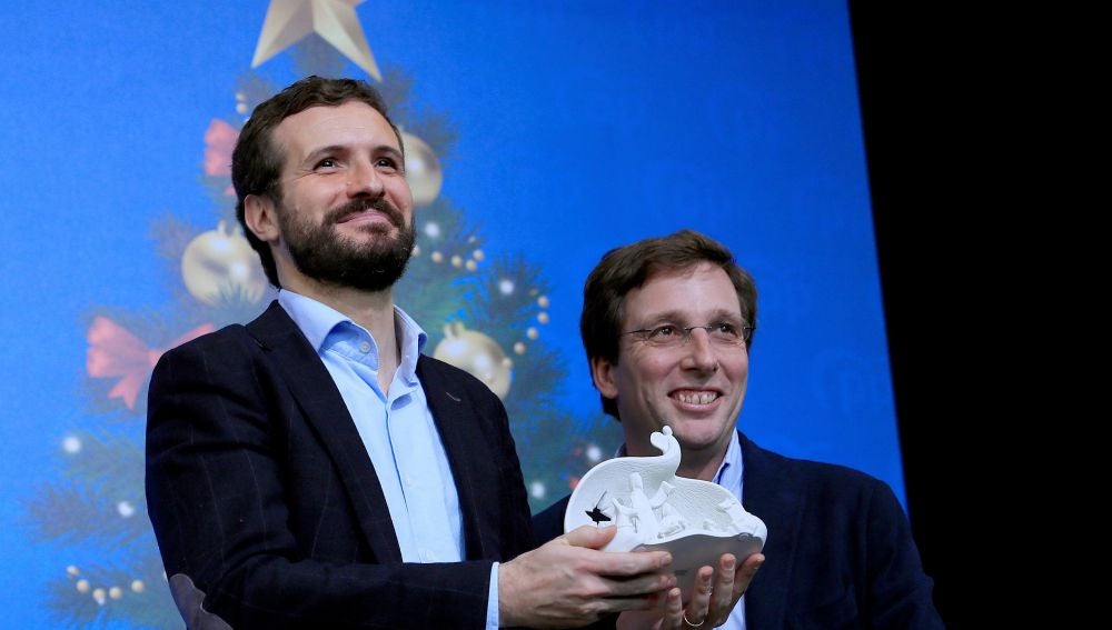 Pablo Casado y José Luis Martínez-Almeida durante la comida de Navidad del PP de Madrid