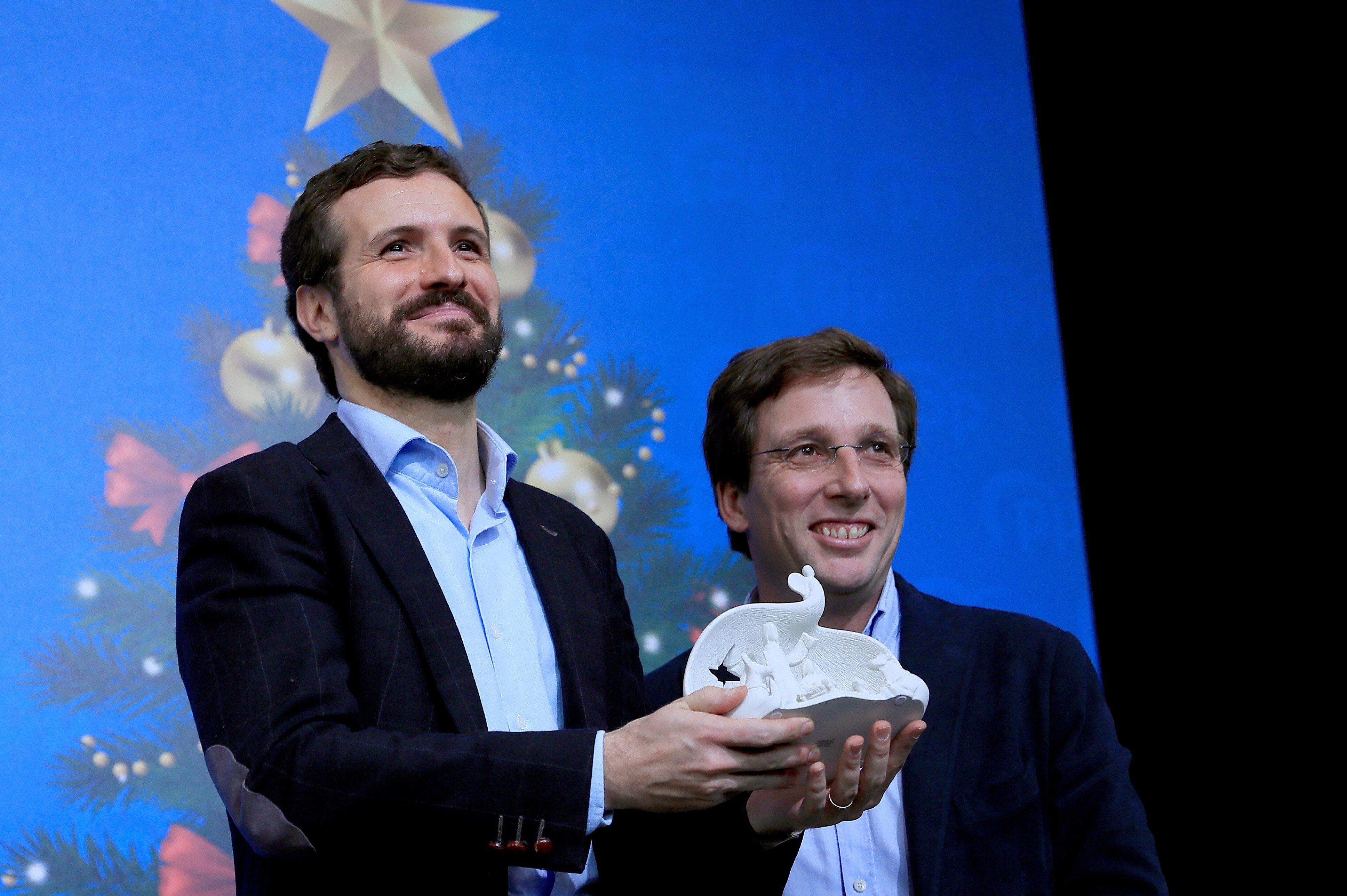La 'pulla' de Almeida a Carmena sobre la cabalgata de Reyes: "Este año no habrá cortinas de ducha" La 'pulla' de Almeida a Carmena sobre la cabalgata de Reyes: "Este año no habrá cortinas de ducha"