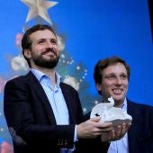 Pablo Casado y José Luis Martínez-Almeida durante la comida de Navidad del PP de Madrid
