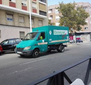 Vehículo del servicio de limpieza de Urbaser en Elche. Vehículo del servicio de limpieza de Urbaser en Elche.