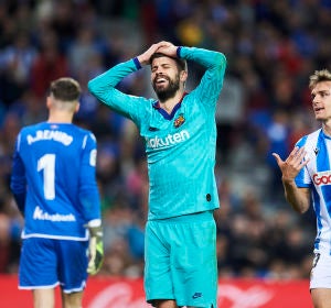 Gerard Piqué pide penalti por agarrón de Llorente Gerard Piqué pide penalti por agarrón de Llorente