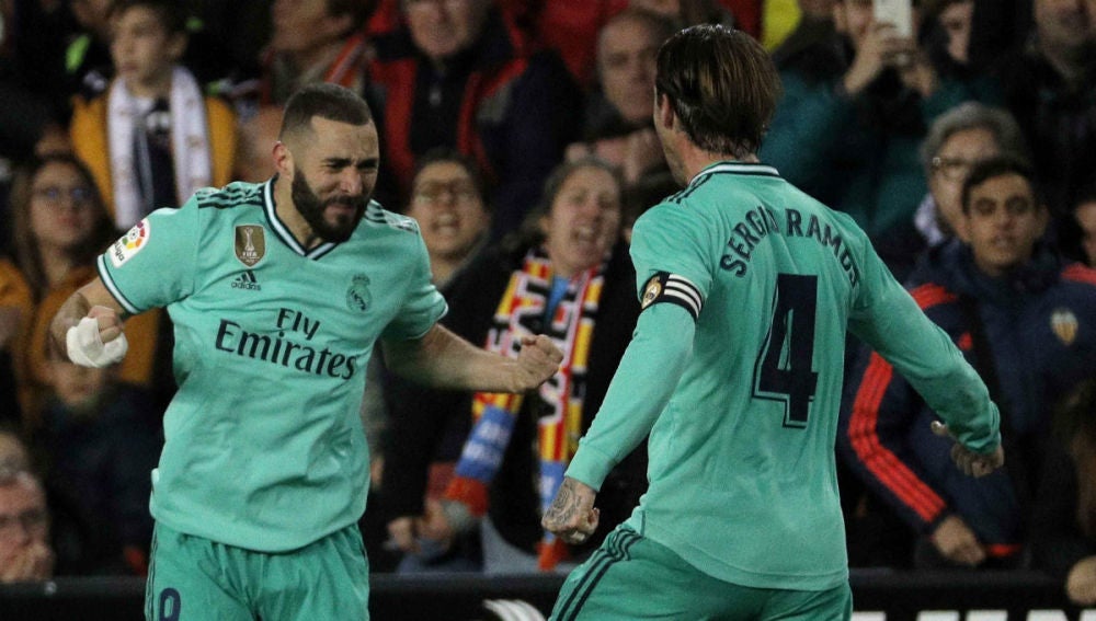 Karim Benzema celebra un gol con Sergio Ramos