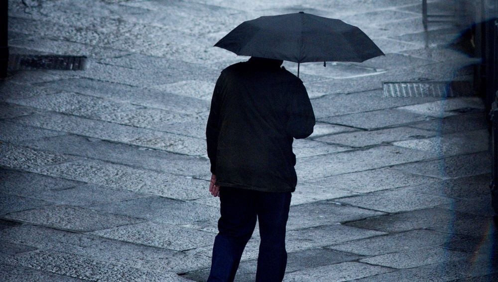 Imagen de archivo de un hombre con un paraguas