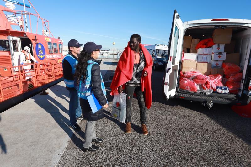 Llega a la isla de Alborán una patera con 73 inmigrantes, uno de ellos muerto Llega a la isla de Alborán una patera con 73 inmigrantes, uno de ellos muerto
