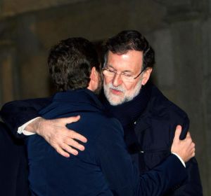 Pablo Casado abraza a Mariano Rajoy. Pablo Casado abraza a Mariano Rajoy.